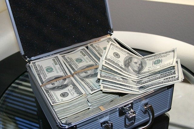 kufr dolarů
